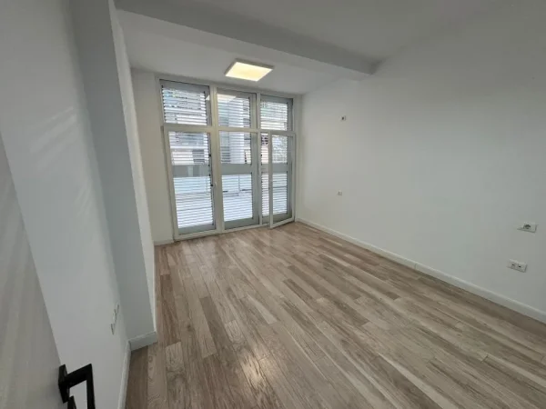 Tirane, jepet me qera ambjent biznesi Kati 1, 270 m² 5.000 € 
