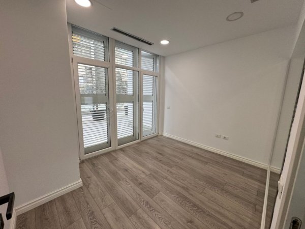 Tirane, jepet me qera ambjent biznesi Kati 1, 270 m² 5.000 € 