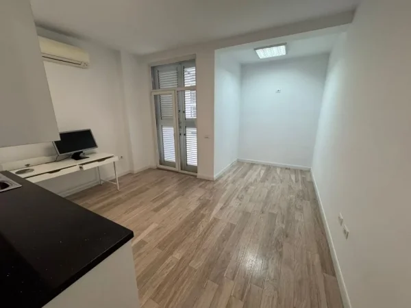 Tirane, jepet me qera ambjent biznesi Kati 1, 270 m² 5.000 € 