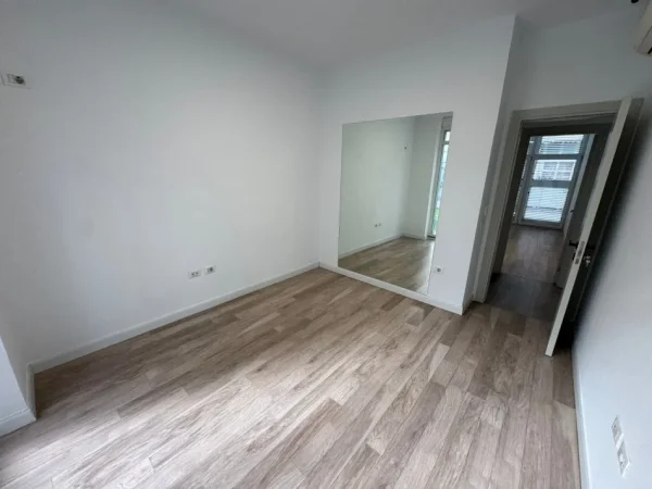 Tirane, jepet me qera ambjent biznesi Kati 1, 270 m² 5.000 € 