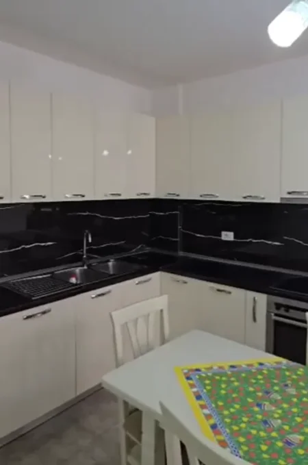 Tirane, jepet me qera apartament 2+1 Kati 3, 100 m² 650 € (fiori di bosko)