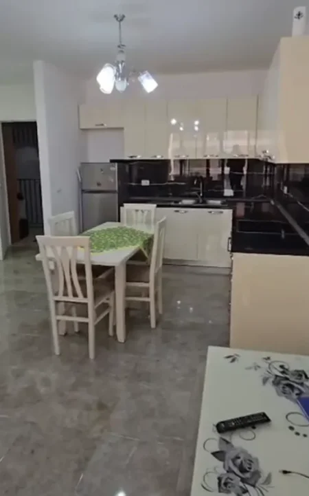 Tirane, jepet me qera apartament 2+1 Kati 3, 100 m² 650 € (fiori di bosko)