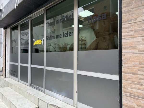 Tirane, jepet me qera dyqan Kati 0, 32 m² 320 € (tek Sheshi Willson Tirane)