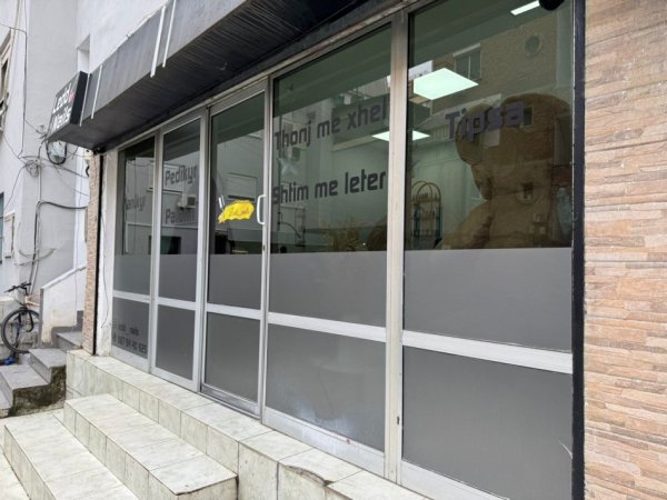 Tirane, jepet me qera dyqan Kati 0, 32 m² 320 € (tek Sheshi Willson Tirane)