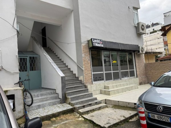 Tirane, jepet me qera dyqan Kati 0, 32 m² 320 € (tek Sheshi Willson Tirane)