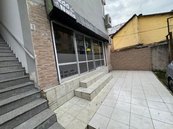 Tirane, jepet me qera dyqan Kati 0, 32 m² 320 € (tek Sheshi Willson Tirane)