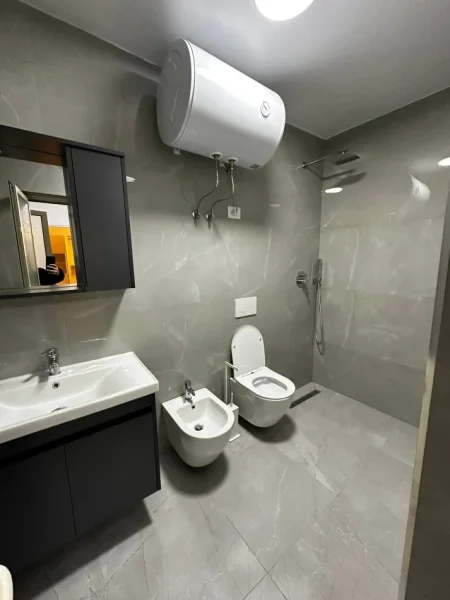 Tirane, jepet me qera apartament 2+1 Kati 1, 75 m² 675 € (bulevardi zogu i pare)