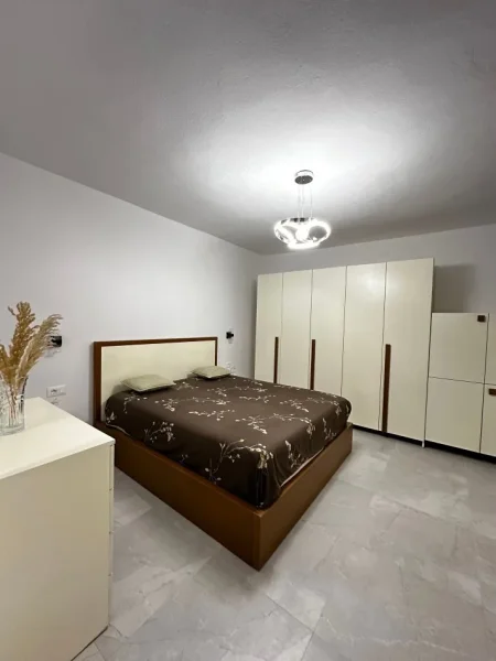 Tirane, jepet me qera apartament 2+1 Kati 1, 75 m² 675 € (bulevardi zogu i pare)