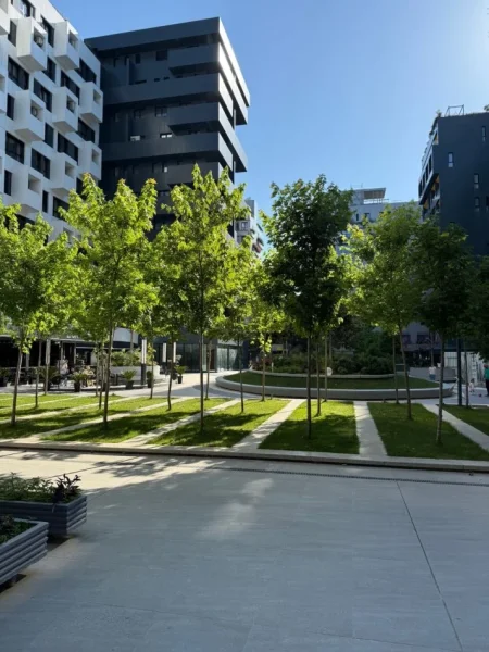 Tirane, jepet me qera zyre Kati 11, 40 m² 480 € (Square 21 Rruga e Kavajes)