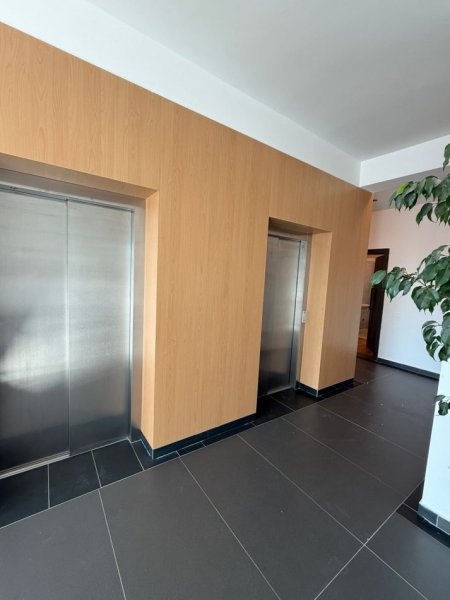 Tirane, jepet me qera zyre Kati 11, 40 m² 480 € (Square 21 Rruga e Kavajes)