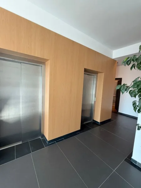 Tirane, jepet me qera zyre Kati 11, 40 m² 480 € (Square 21 Rruga e Kavajes)