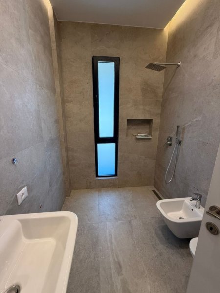 Tirane, jepet me qera zyre Kati 11, 40 m² 480 € (Square 21 Rruga e Kavajes)