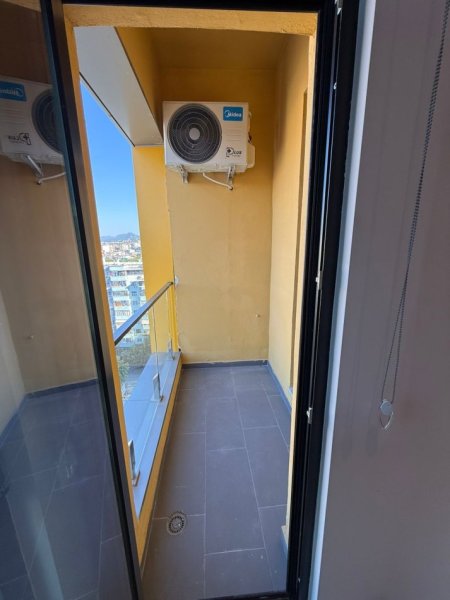 Tirane, jepet me qera zyre Kati 11, 40 m² 480 € (Square 21 Rruga e Kavajes)