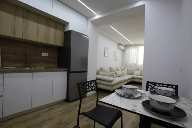 Tirane, jepet me qera apartament 1+1 Kati 1, 60 m² 675 € (Rruga Muhamet Gjollesha)