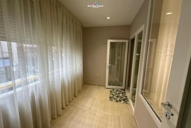 Tirane, jepet me qera apartament 1+1 Kati 2, 75 m² 900 € (Rruga Shyqyri Brari)