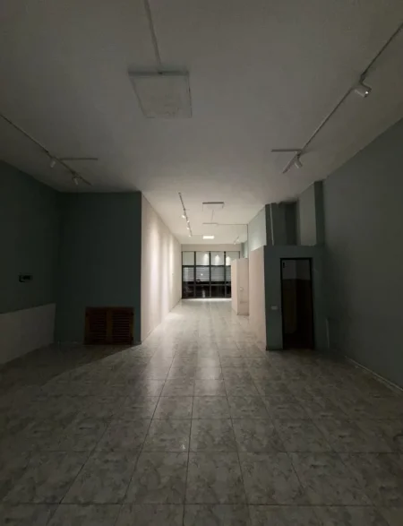 Tirane, jepet me qera dyqan Kati 0, 82 m² 850 € (Rr Jorgo Plaku)
