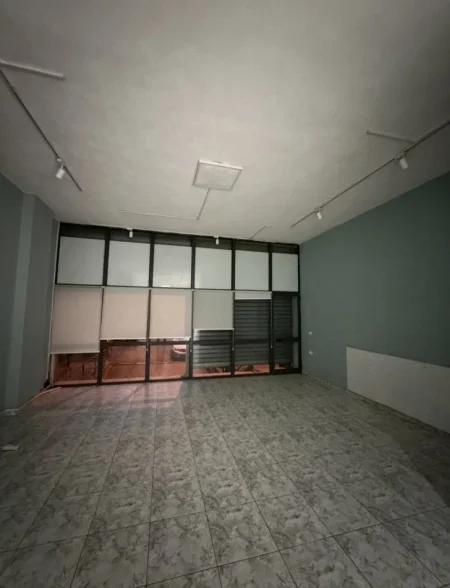 Tirane, jepet me qera dyqan Kati 0, 82 m² 850 € (Rr Jorgo Plaku)