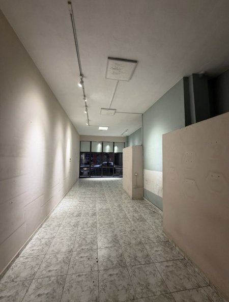 Tirane, jepet me qera dyqan Kati 0, 82 m² 850 € (Rr Jorgo Plaku)