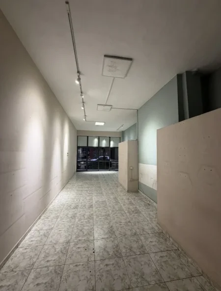 Tirane, jepet me qera dyqan Kati 0, 82 m² 850 € (Rr Jorgo Plaku)