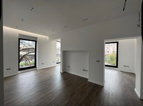 Tirane, jepet me qera ambjent biznesi Kati 1, 76 m² 1.500 € 