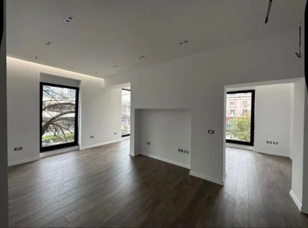 Tirane, jepet me qera ambjent biznesi Kati 1, 76 m² 1.500 € 