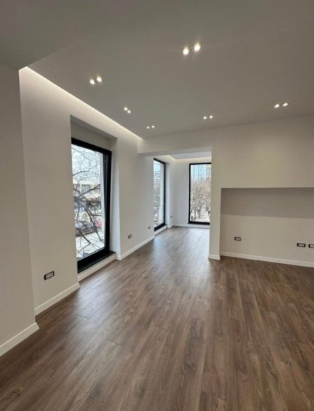 Tirane, jepet me qera ambjent biznesi Kati 1, 76 m² 1.500 € 