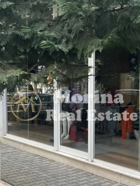 Tirane, jepet me qera ambjent biznesi Kati 1, 42 m² 350 € (Fresku)