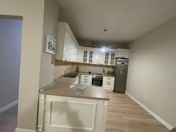 Tirane, jepet me qera apartament 2+1 Kati 3, 111 m² 730 € (Kopshtit Botanik, pranë Xhamisë.)