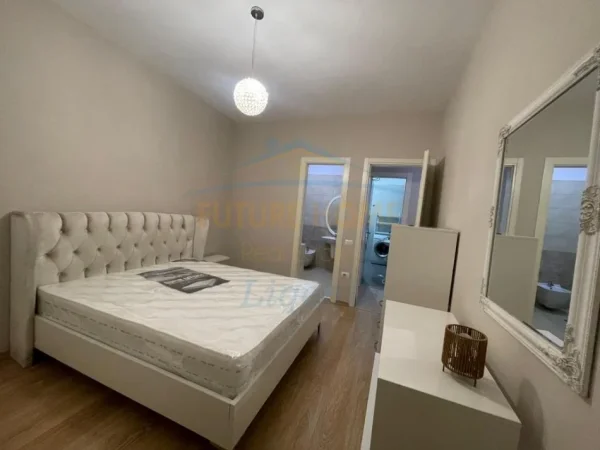 Tirane, jepet me qera apartament 2+1 Kati 3, 111 m² 730 € (Kopshtit Botanik, pranë Xhamisë.)