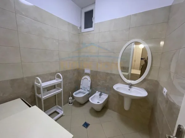 Tirane, jepet me qera apartament 2+1 Kati 3, 111 m² 730 € (Kopshtit Botanik, pranë Xhamisë.)