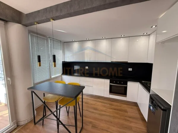 Tirane, jepet me qera apartament 2+1 Kati 5, 136 m² 1.000 € (21 Dhjetori)