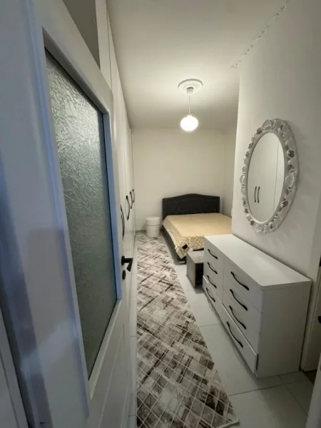 Tirane, jepet me qera apartament 1+1 Kati 1, 50 m² 500 € (Shkolla e Bashkuar)