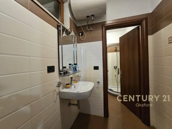 Tirane, jepet me qera apartament 2+1 Kati 2, 118 m² 520 € 