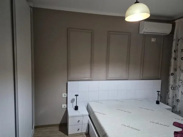 Tirane, jepet me qera apartament 2+1 Kati 2, 100 m² 850 € (Liqeni Thate)