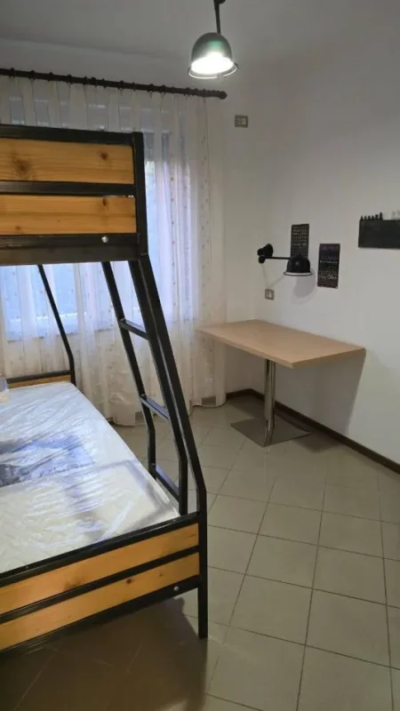 Tirane, jepet me qera apartament 2+1+Ballkon Kati 3, 70 m² 580 € (Medreseja, perballe shkolles Misto Mame)