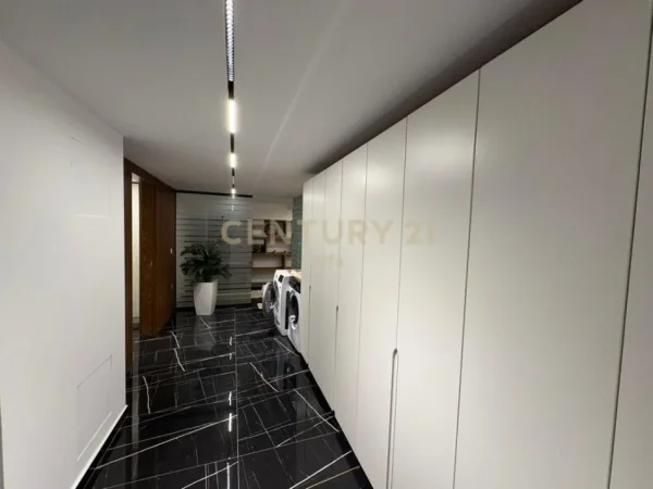 Tirane, jepet me qera apartament 1+1 Kati 1, 110 m² 700 € (Ish Fusha Aviacionit)