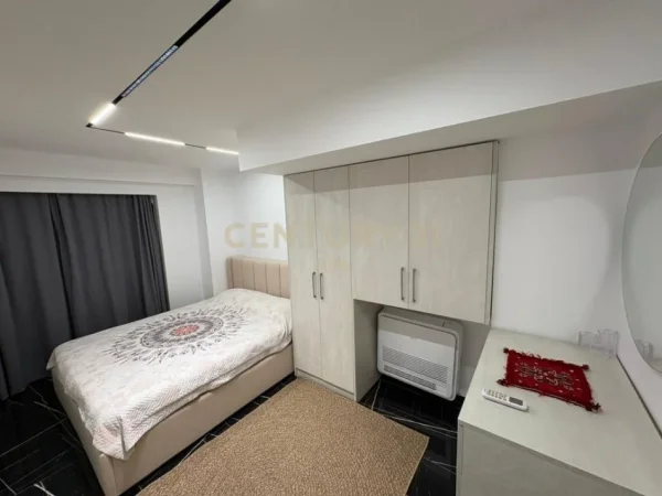 Tirane, jepet me qera apartament 1+1 Kati 1, 110 m² 700 € (Ish Fusha Aviacionit)