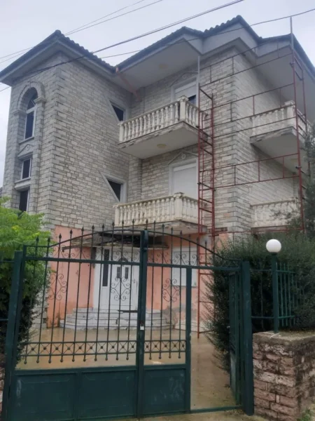 Gjirokaster, shitet ambjent biznesi Kati 3, 400 m² (Pas spitalit Omer Nishani)