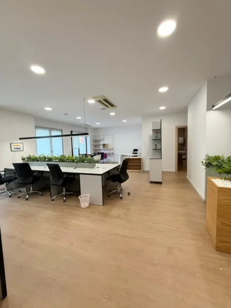 Tirane, jepet me qera ambjent biznesi Kati 4, 180 m² 3.000 € (Rruga e Kavajes)