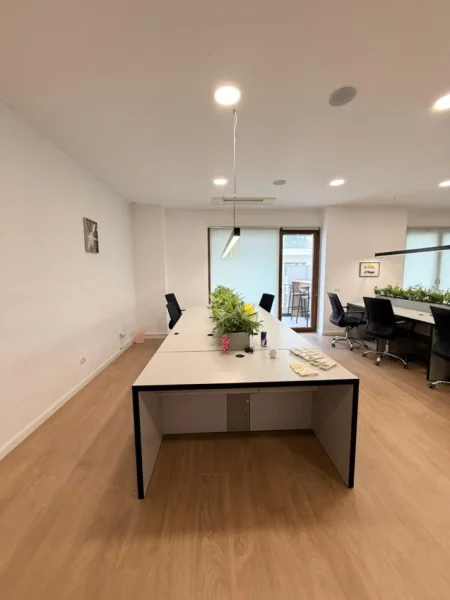 Tirane, jepet me qera ambjent biznesi Kati 4, 180 m² 3.000 € (Rruga e Kavajes)