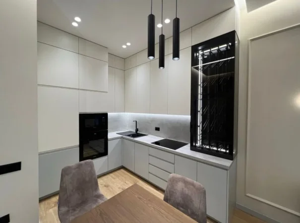 Tirane, jepet me qera ambjent biznesi Kati 4, 180 m² 3.000 € (Rruga e Kavajes)