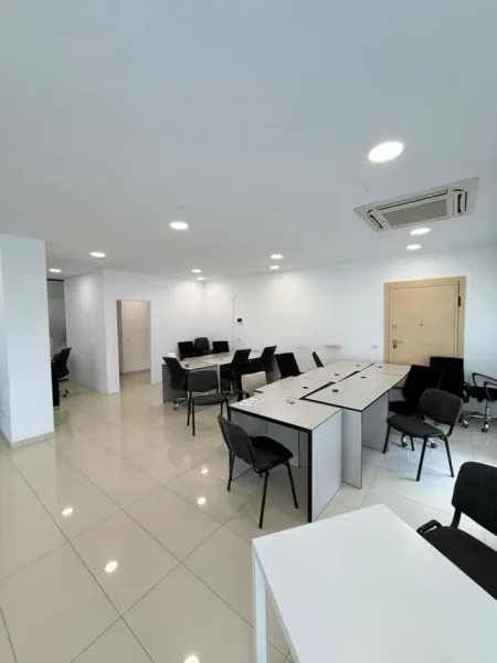 Tirane, jepet me qera zyre Kati 4, 187 m² 2.500 € (Rruga e Kavajes)