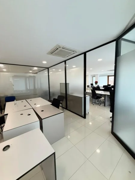 Tirane, jepet me qera zyre Kati 4, 187 m² 2.500 € (Rruga e Kavajes)