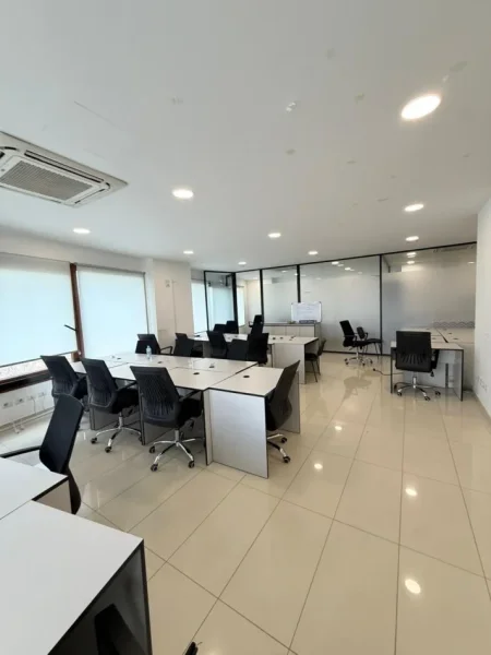 Tirane, jepet me qera zyre Kati 4, 187 m² 2.500 € (Rruga e Kavajes)