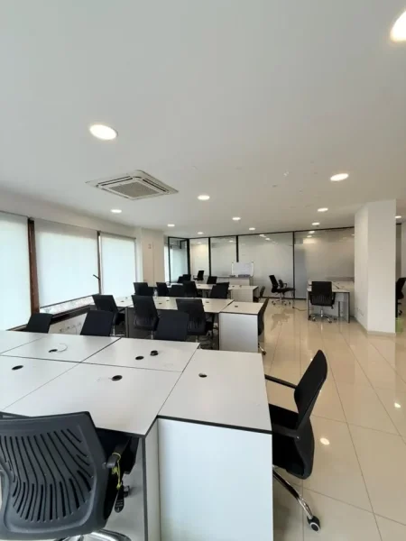 Tirane, jepet me qera zyre Kati 4, 187 m² 2.500 € (Rruga e Kavajes)