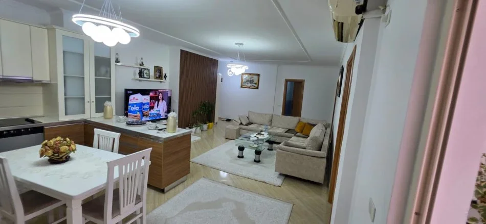 Tirane, jap me qera apartament 3+1+Aneks+Ballkon Kati 1, 1.000 € 