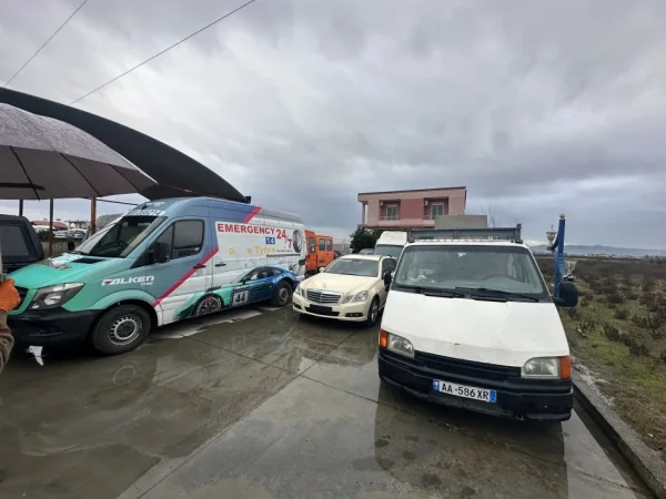 Kavaje, shes Furgon 2013 Mercedes-Benz Sprinter 2.2 CDI 3.5 Ton - Full Opsion Nafte, e bardhë manuale Kondicioner 15.500 €