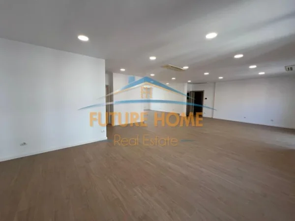 Tirane, jepet me qera zyre Kati 6, 187 m² 2.600 € (Hilton Garden)