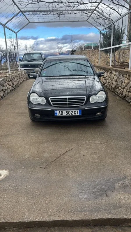Korce, shitet makine Benz Benzin+Gaz, e zeze automatik Kondicioner 250.000 km 4.000 €