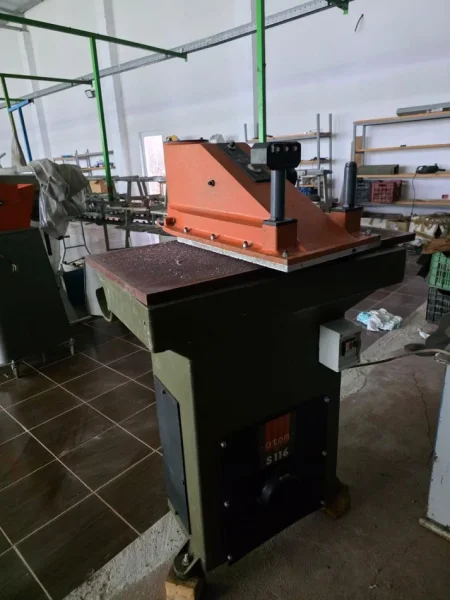Kukes, shes Makine qepese Në Shitje Makineri Fabrike Këpucësh - Likujdim Total